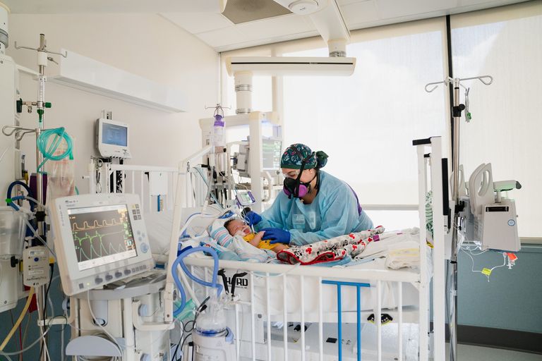 طفل مريض بكوفيد