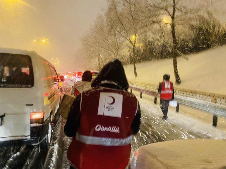 الثلوج تشل الحياة بمدينة إسطنبول