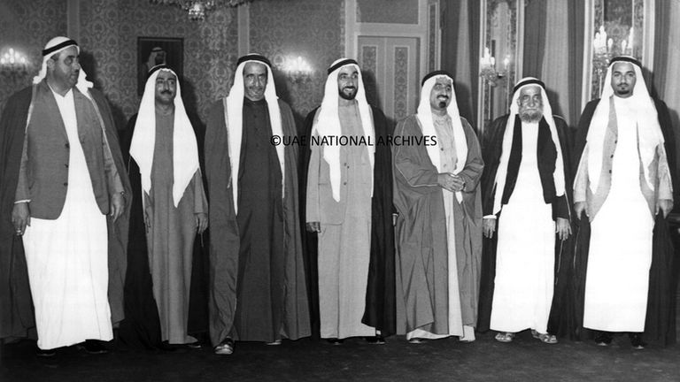 الشيخ خليفة بن زايد يمنح الشيخ سلطان القاسمي وسام زايد- أرشيفية