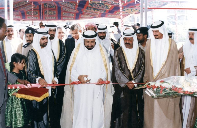 الشيخ خليفة بن زايد يمنح الشيخ سلطان القاسمي وسام زايد- أرشيفية