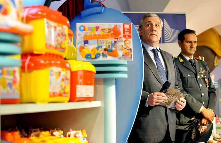 أفراد من الشرطة الإيطالية يقدمون إيضاحات حول شحنة ألعاب مقلدة