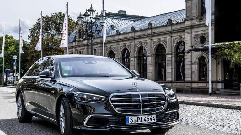 السيارات المصفحة تتواجد بقوة في مواكب السياسيين