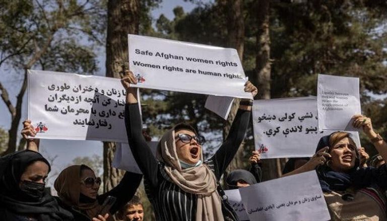 عدد من النساء المشاركات في مظاهرة ضد طالبان