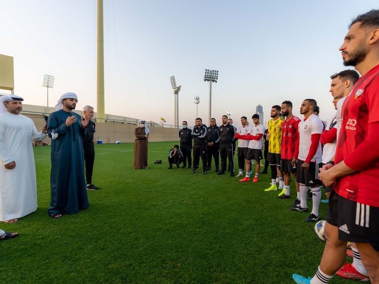 الشيخ راشد بن حميد النعيمي مع عناصر منتخب الإمارات