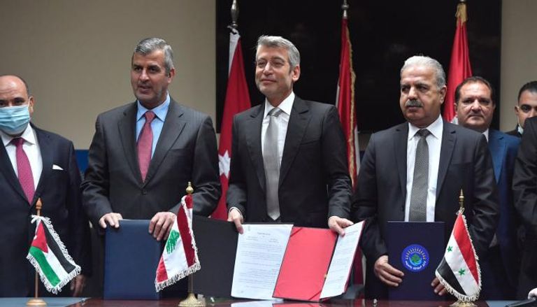 وزراء الطاقة اللبناني والسوري والاردني يوقعون الاتفاق.