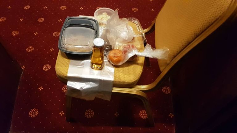 مياه وقهوة وصورة بوتين في غرفة الحجر