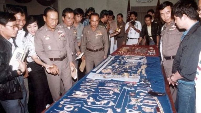 الشرطة التايلاندية تعرض بعض المجوهرات التي تم استعادتها