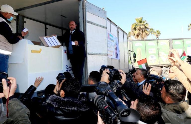 جانب من شحنة اللقاحات الإماراتية إلى قطاع غزة