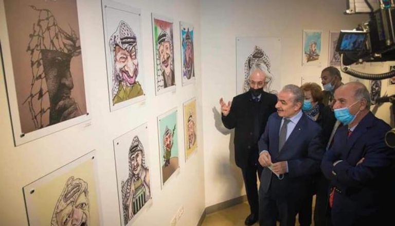 رئيس الوزراء الفلسطيني خلال افتتاحه المعرض
