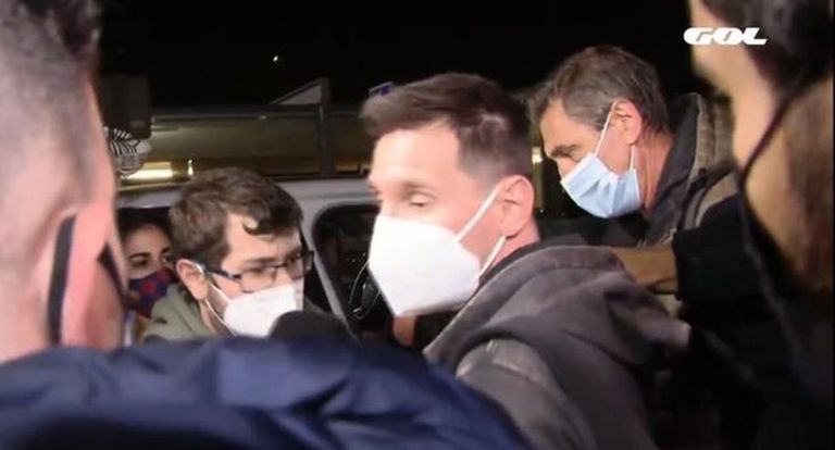 ميسي في طريقه لحضور العشاء الذي غاب عنه بيكيه جيرارد بيكيه وليونيل ميسي