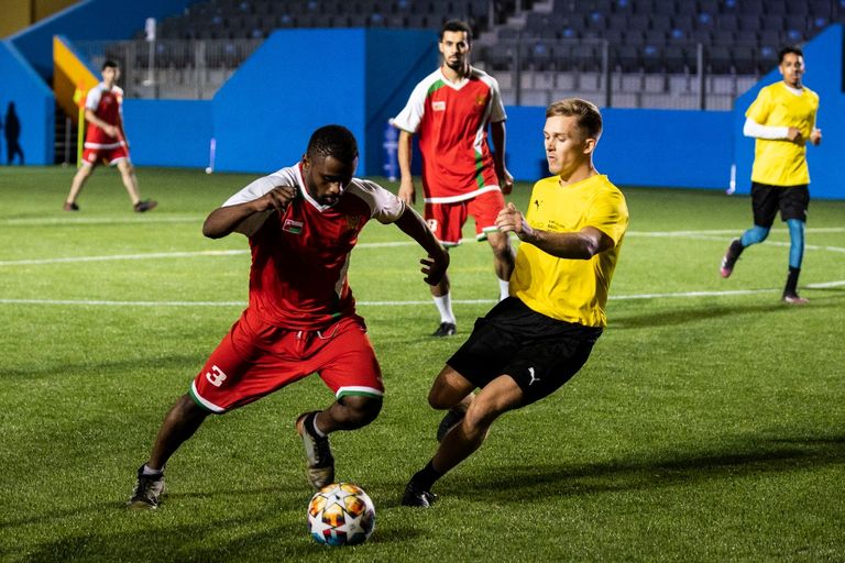 فتاة تمارس اليوجا