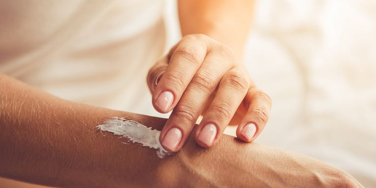 فتاة تتمتع ببشرة صافية