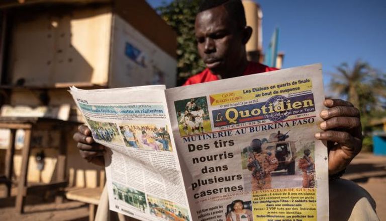 مواطن في بوركينا فاسو يتابع أخبار الانقلاب