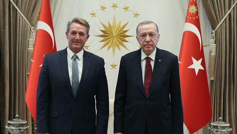 أردوغان والسفير الأمريكي خلال المراسم