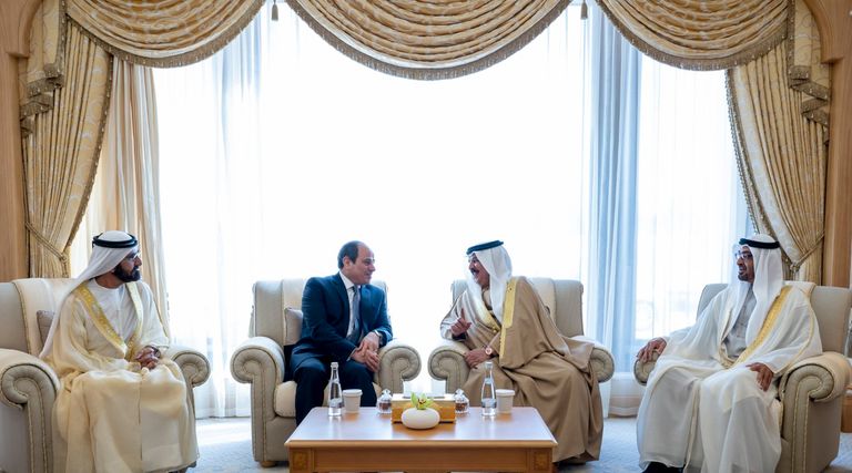 قادة الإمارات والبحرين ومصر خلال قمة أبوظبي