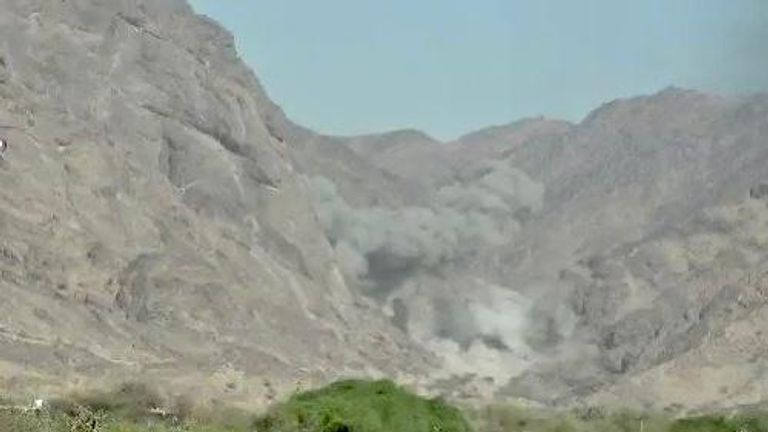 جانب من تفجير مليشيات الحوثي للطرقات لعرقلة قوات العمالقة