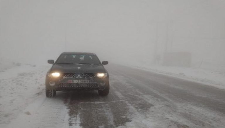 الثلوج أغلقت العديد من الطرقات في الأردن