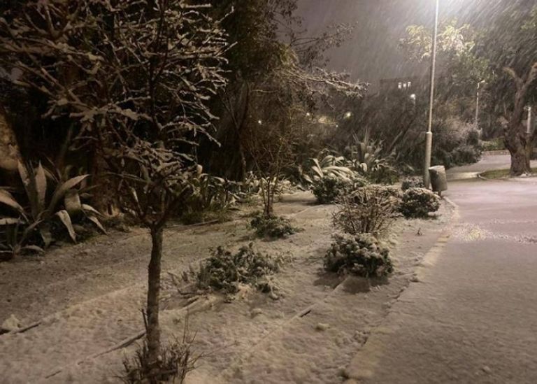 الثلوج أغلقت العديد من الطرقات في الأردن