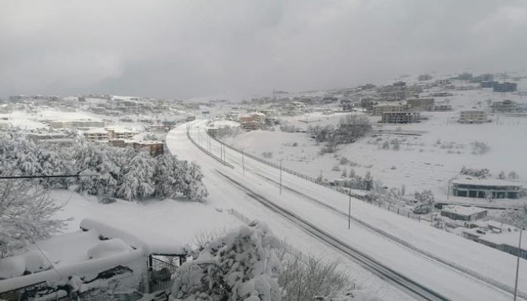 الثلوج قطعت العديد من الطرقات في لبنان