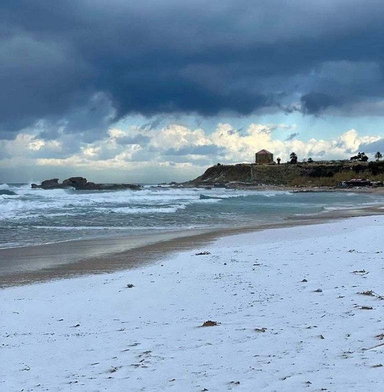 الثلوج قطعت العديد من الطرقات في لبنان