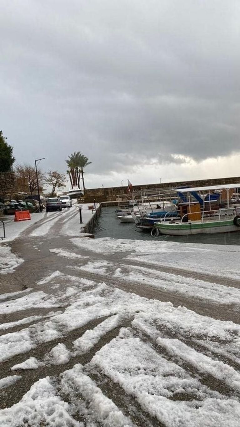 الثلوج قطعت العديد من الطرقات في لبنان