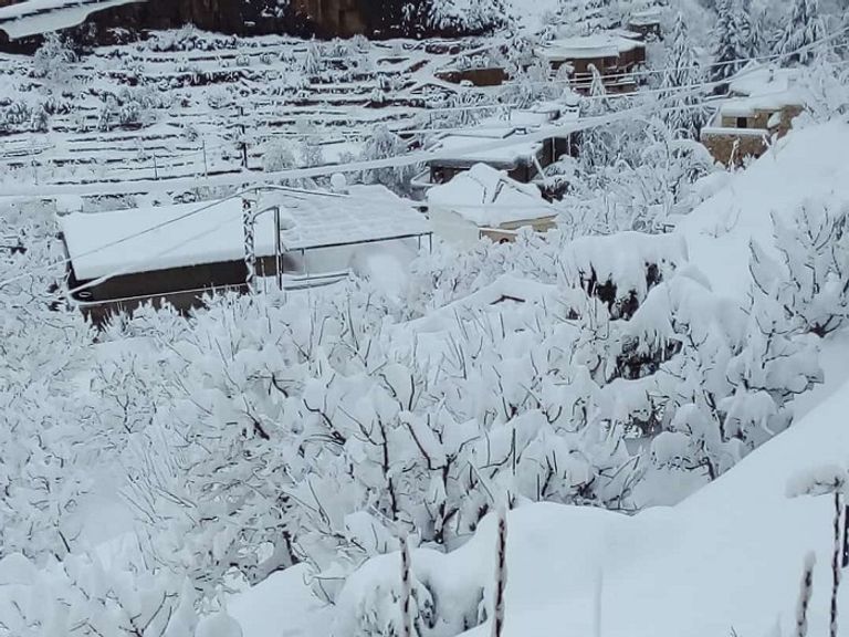 الثلوج قطعت العديد من الطرقات في لبنان