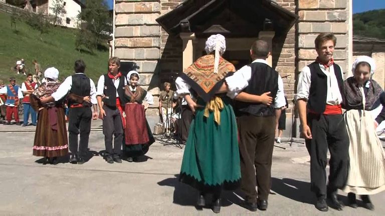قرية كومبوسكورو الإيطالية
