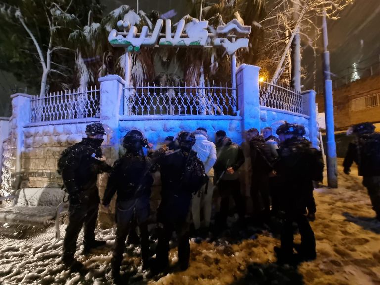 اعتقالات إسرائيلية ليلية لشبان فلسطينيين