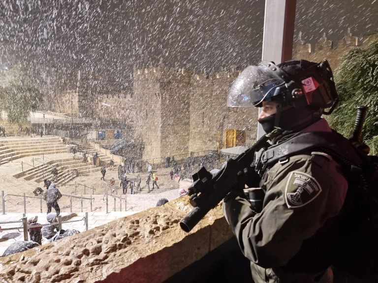 اعتقالات إسرائيلية ليلية لشبان فلسطينيين