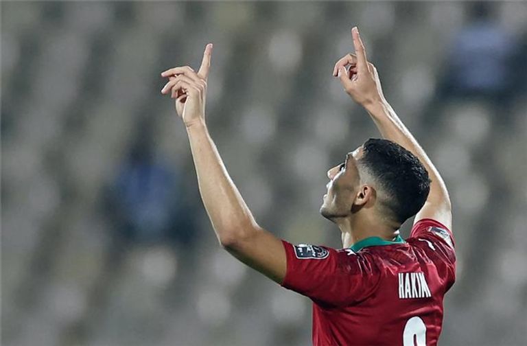أشرف حكيمي لاعب المغرب مهاجم الكاميرون أبو بكر