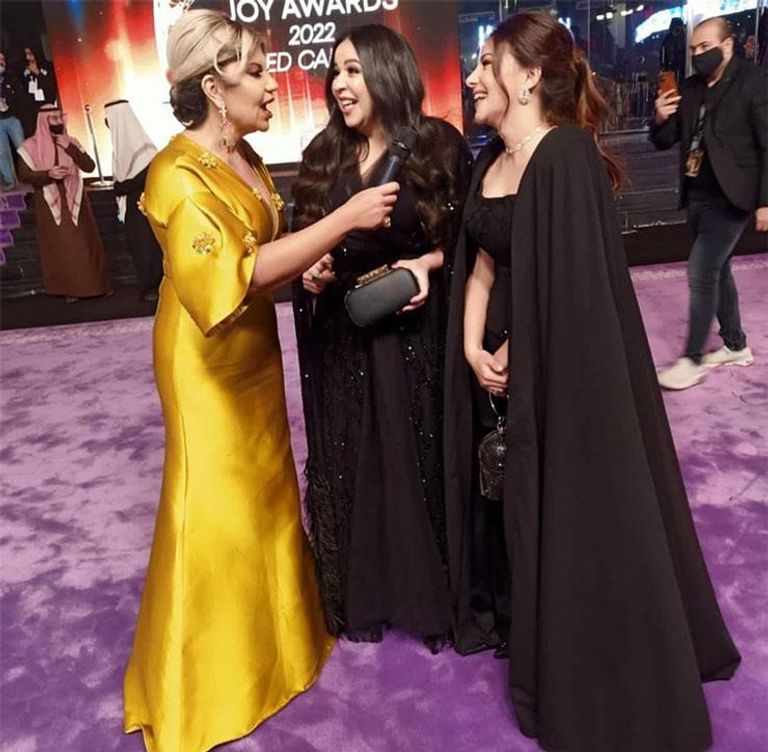 دنيا سمير غانم وشقيقتها إيمي مع بوسي شلبي