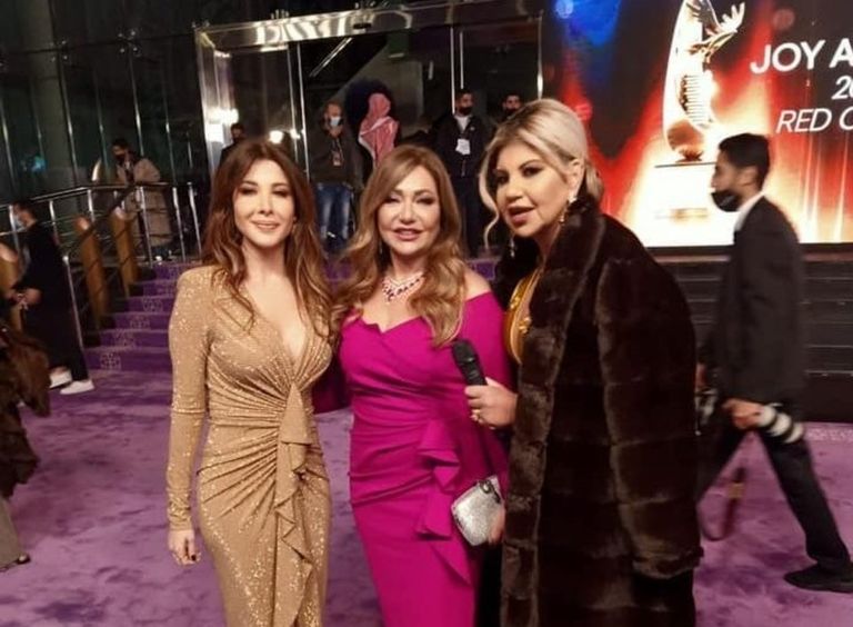 دنيا سمير غانم وشقيقتها إيمي مع بوسي شلبي