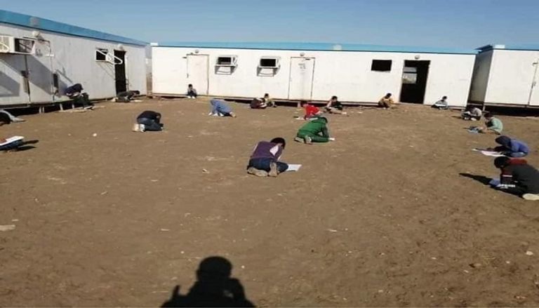 الطلاب يؤدون الامتحانات في العراء 