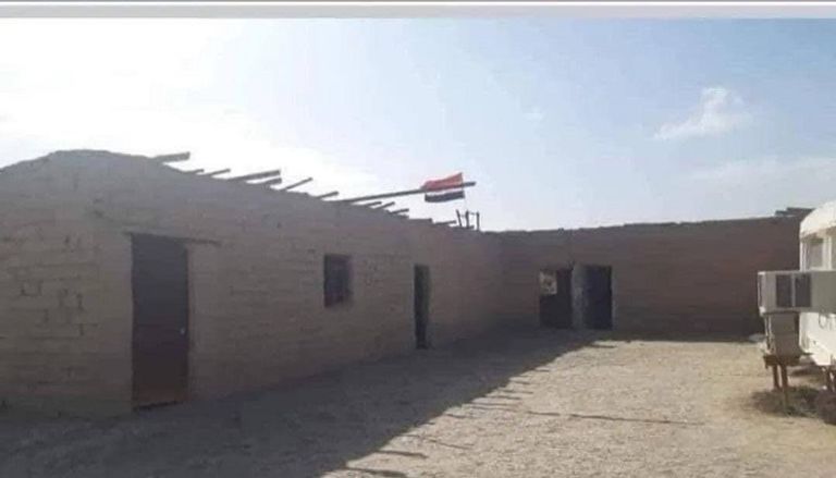 الطلاب يؤدون الامتحانات في العراء 