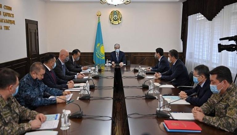 رئيس كازاخستان خلال اجتماع أمني بحكومته