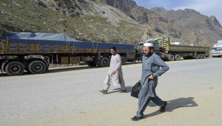شاحنات أفغانية على الحدود مع إيران- رويترز