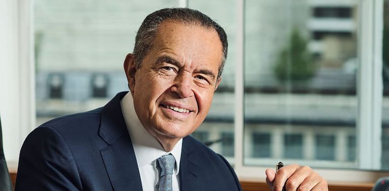 الملياردير المصري، محمد منصور النيجيري أليك دانغوي