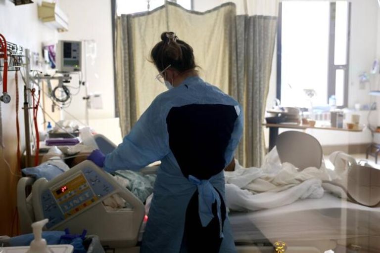 ممرضة ترعى مريضا داخل مستشفى عزل في أمريكا