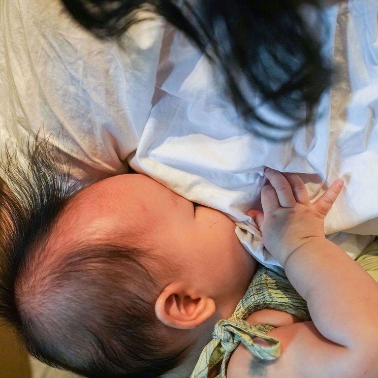 لبن الأم يحمل خلايا حية تعطي مؤشرات تتعلق بصحتها