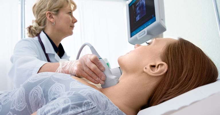 طبيبة تفحص الغدة الدرقية لدى سيدة حامل - أرشيفية