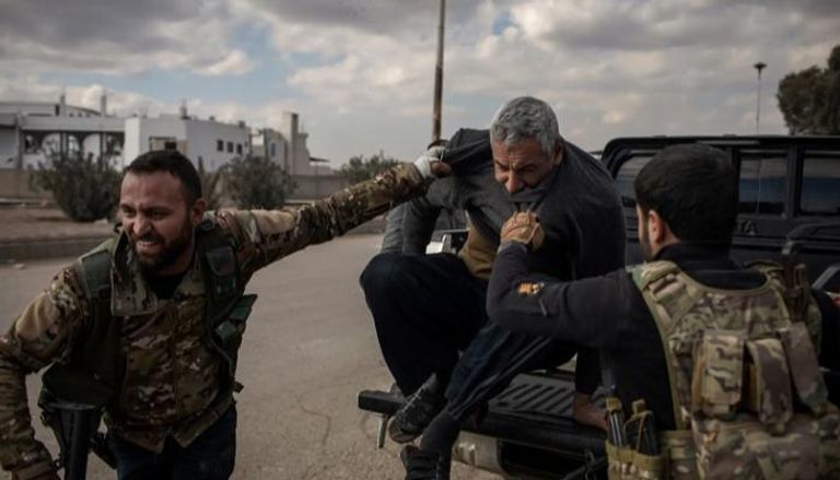 مقاتلون أكراد يحتجزن رجلا يقولون إنه داعشي - نيويورك تايمز