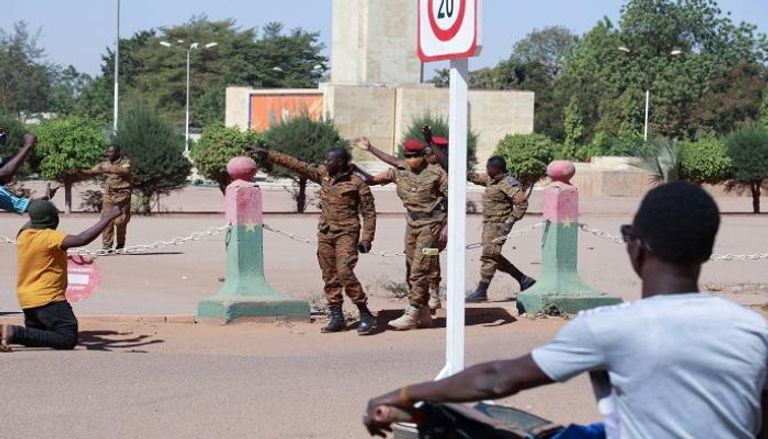 جنود من جيش بوركينا فاسو خلال تضامنهم مع عزل الرئيس- رويترز 
