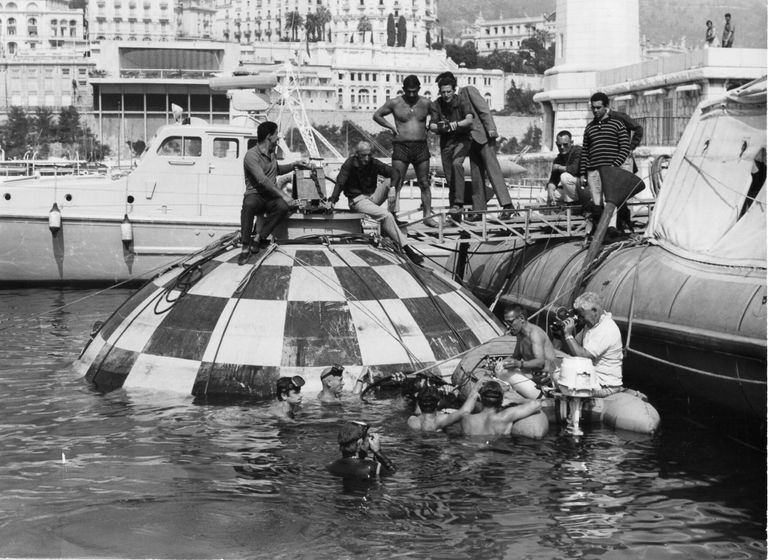 بقايا القرية تحت الماء