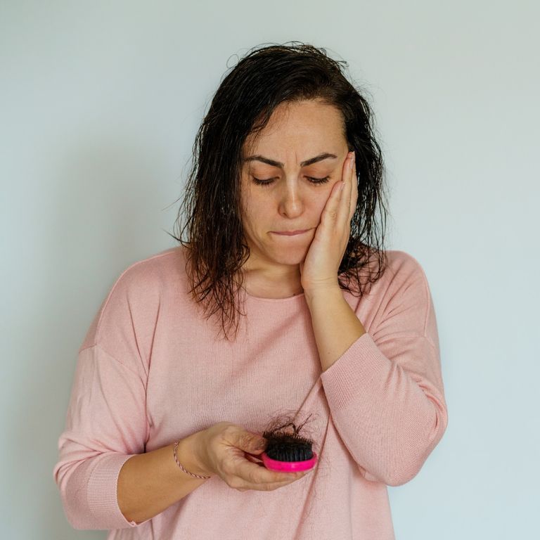 غسل الشعر بالماء الساخن للغاية يضعفه ويسبب تساقطه