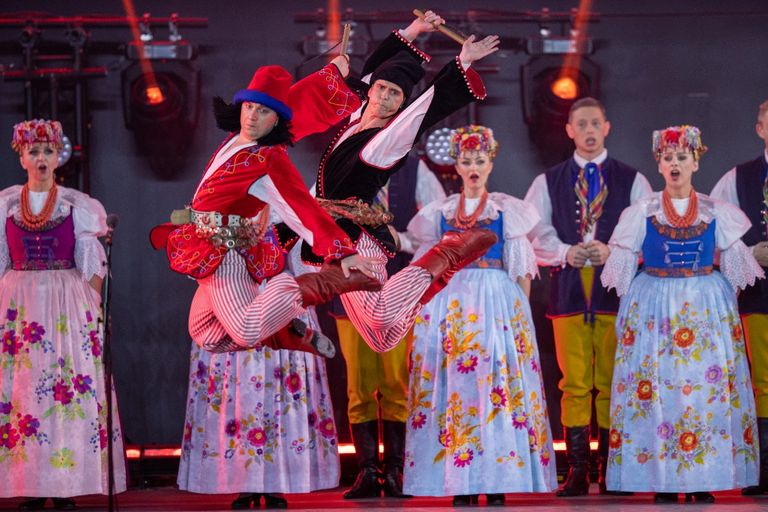 جانب من العرض الفلكلوري