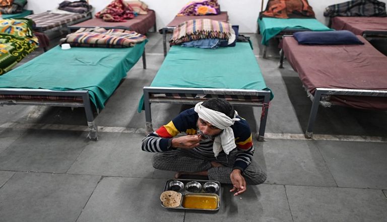 أحد المشردين في مركز إيواء