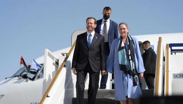 لحظة وصول الرئيس الإسرائيلي وزوجته إلى دولة الإمارات
