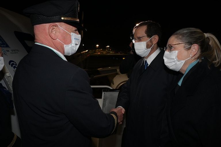 لحظة وصول الرئيس الإسرائيلي وزوجته إلى دولة الإمارات