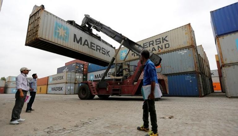 حاويات بضائع للتصدير في أحد الموانئ الهندية تجارة إيران تتراجع بشدة