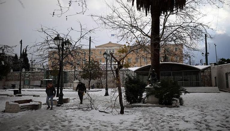 مبنى البرلمان اليوناني بعد تساقط الثلوج بغزارة